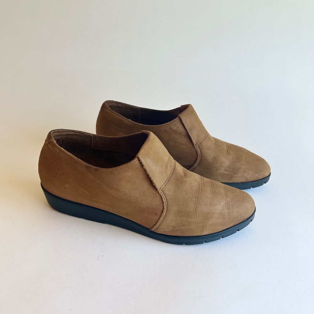 Clark’s Tan Genuine Leather Rubber Outsole Loafers size 9